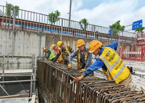 建设者们在施工一线坚守岗位。中铁二十三局供图